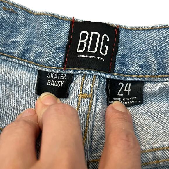 BDG Womens Skater Baggy Jeans Sz 24 Light Wash Ripped Distressed Wide Leg Cuffed - Picture 8 of 13